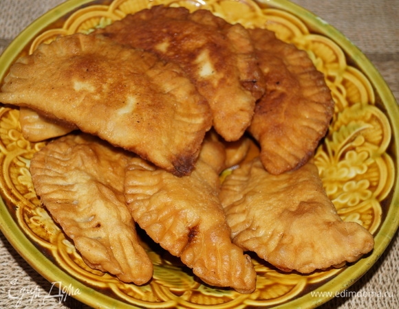У этих чебуреков начинка была сочная, тесто нежное. По три штуки съели сразу. Очень сытно. На следующий день 6 штук разогрела в микроволновке, они стали еще вкуснее. Хотим еще.