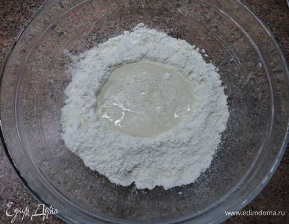 Используем муку высшего или первого сорта. Обязательно просеиваем. Для опары перетираем муку с дрожжами. В центре мучной лунки делаем углубление и выливаем теплую воду.