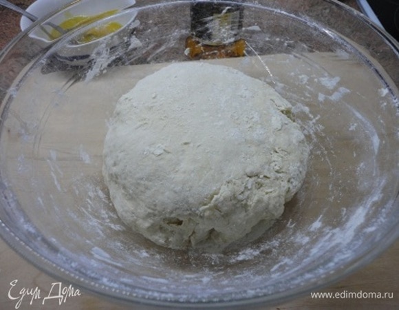 Опять получается достаточно крутое тесто. Накройте и дайте ему возможность отдохнуть минут 15.