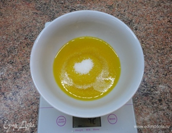 Масло смешиваем с сахаром.