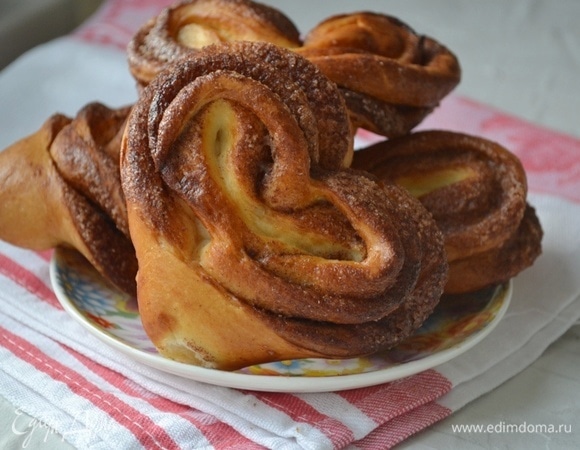 Даем булочкам подойти минут 20. Смазываем яйцом. Выпекаем 20–25 минут при 180°C.