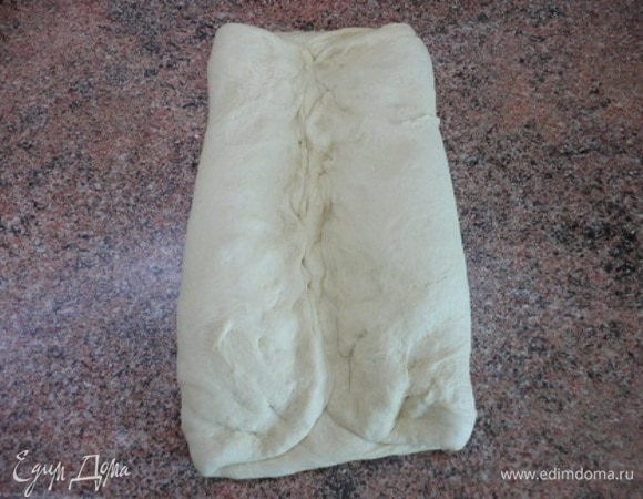 Подгибаем края к центру и плотно скрепляем.