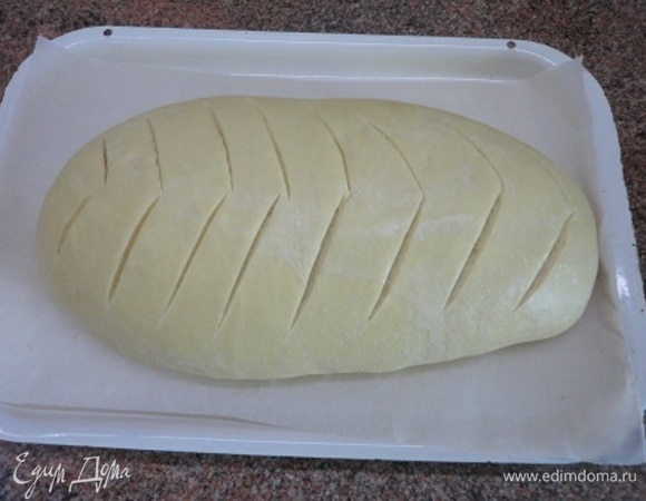 Подошедший хлеб слегка (!) смазываем водой и делаем надсечки в виде елочки. Выпекаем в разогретой до 220–230°C духовке. Первые 10 минут — с водой. Потом я убавила температуру до 200°C и продолжила выпекать еще 20 минут.