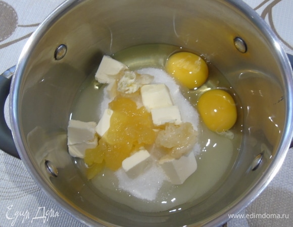 В сотейник или кастрюлю кладем яйца, сахар, мед, масло. Все это держим на очень маленьком огне, все время мешая. Ждем, когда растворится сахар. Масса должна быть горячей.