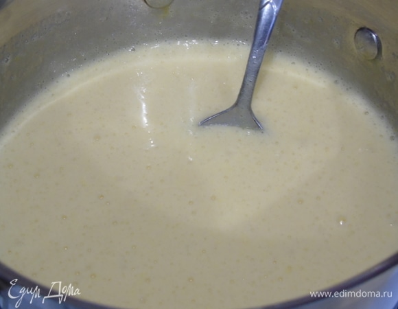 Снимаем с огня и добавляем соду. Мешаем. Масса будет пениться.