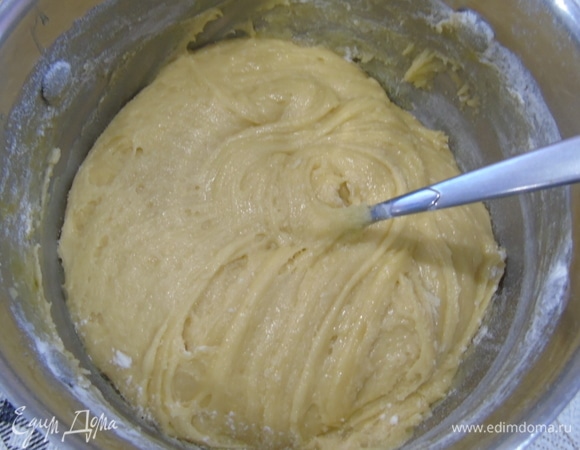 Понемногу добавляем муку, вначале всыпаем не более 450 г. Мешаем ложкой.