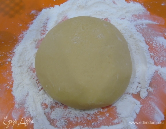 Потом выкладываем на рабочую поверхность и замешиваем тесто. Вот тут уже добавляем муку по необходимости (в некоторых случаях у меня уходило до 600 г, так как разная величина яиц, влажность муки и т. д.). Тесто должно быть мягким и эластичным.