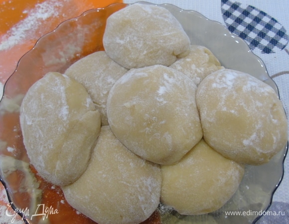 Делим тесто на 8 частей. Накрываем пленкой и отправляем в холодильник на 15 минут.