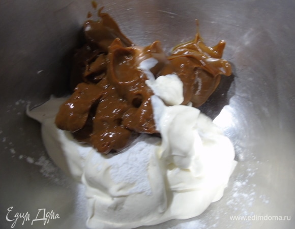 Пока тесто отдыхает, готовим крем: сметану, сгущенку и пакетик загустителя для сливок (если сметана жидкая) взбиваем на высоких оборотах.