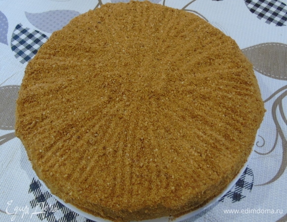 Обрезки измельчаем и посыпаем ими торт.