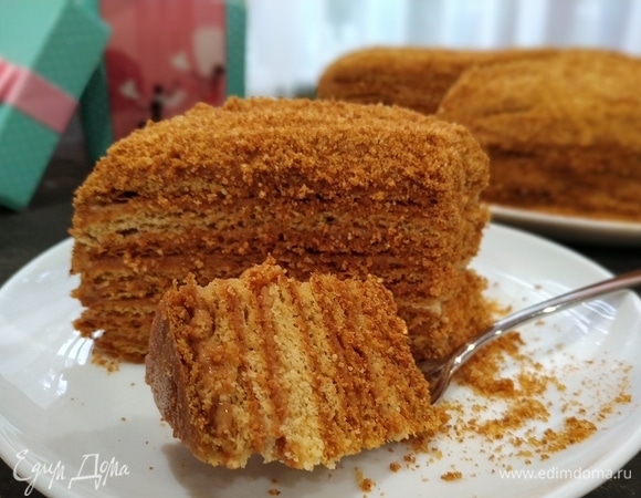 Даем постоять медовику 1,5–2 часа при комнатной температуре, а потом отправляем в холодильник на 8–9 часов (на ночь). Я его разрезала еще до отправки в холодильник.