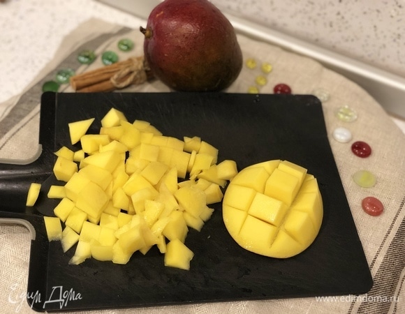 Берем 3 средних манго, очищаем от кожуры, нарезаем кусочками.