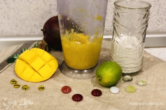 Добавляем к пюре из манго ваниль, сок лайма, кокосовое молоко (если хотите, чтобы чувствовалось больше манго, варьируйте в меньшую сторону добавление молока).