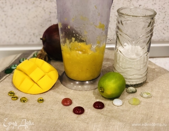 Добавляем к пюре из манго ваниль, сок лайма, кокосовое молоко (если хотите, чтобы чувствовалось больше манго, варьируйте в меньшую сторону добавление молока).