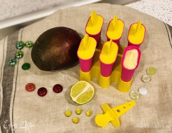 Формочки обматываем пищевой пленкой, чтобы не проник запах, и ставим в морозильную камеру, желательно на ночь.