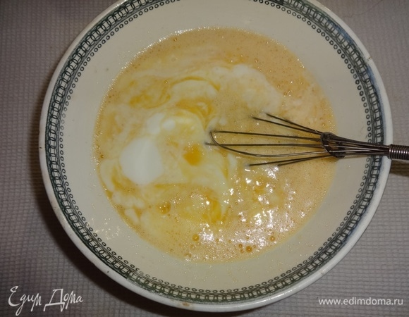 Добавить кефир, перемешать.