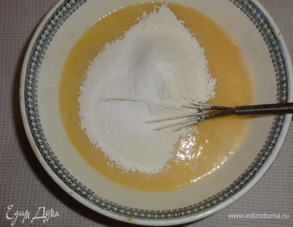 Порциями всыпать просеянную муку и соду, тщательно перемешать.