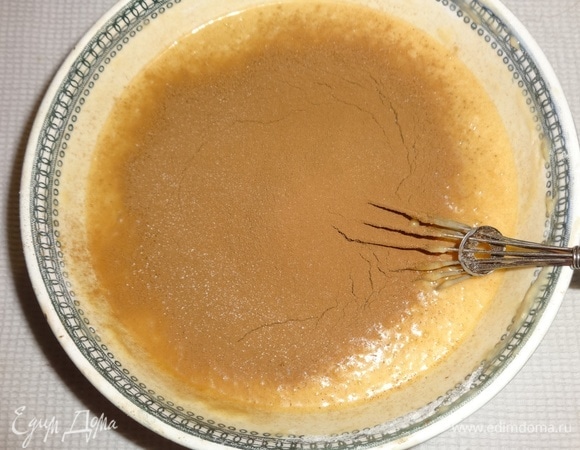 Всыпать просеянный какао-порошок, перемешать.