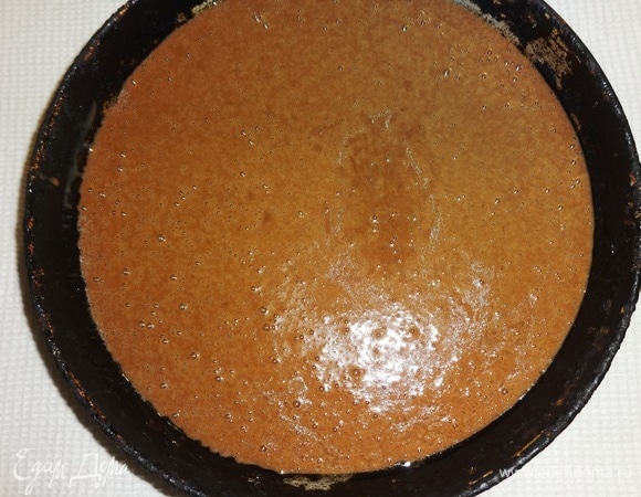 Форму смазать растительным маслом, вылить тесто. Поставить в духовку, разогретую до 180°C, на 35–40 минут. Готовность проверить деревянной палочкой, сухая — значит готово. Ориентируйтесь при выпечке на свой духовой шкаф.