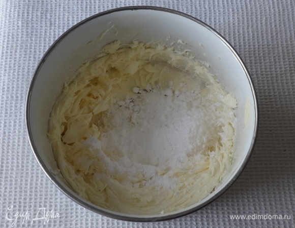 Размягченное сливочное масло взбить. Добавлять порциями сахарную пудру и продолжать взбивать 5–7 минут.