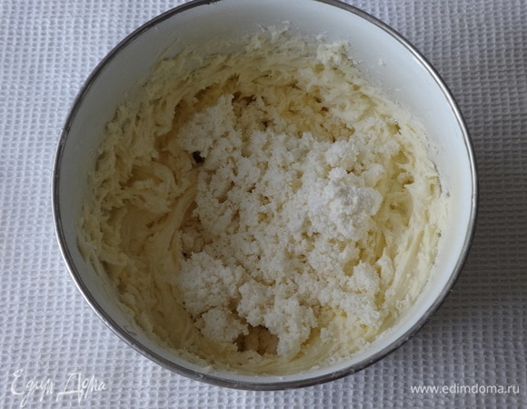 Затем порциями добавлять творог и продолжать взбивать 5 минут. Готовый крем поставить в холодильник для охлаждения минут на 30–40.