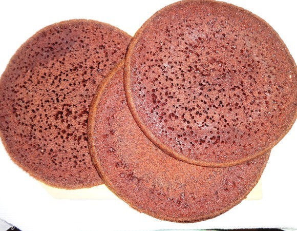 Корж разрезать вдоль на 3 пласта.