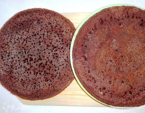 Приготовить сироп для пропитки. Для этого соединить теплую кипяченую воду, лимонный сок, сахар, перемешать до растворения сахара. Сиропом пропитать коржи.