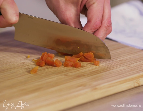 Курагу мелко порезать.