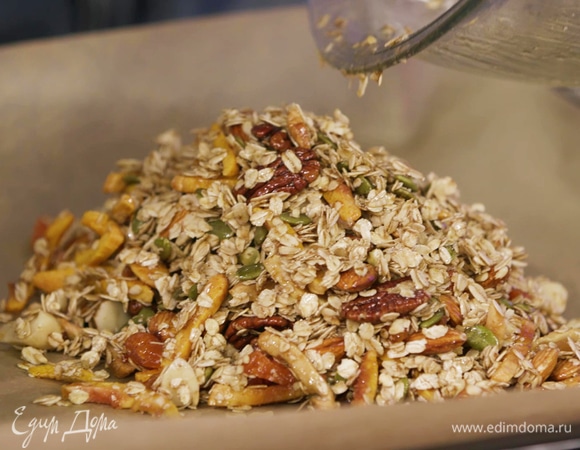 Овсяную смесь высыпать на противень, выстеленный бумагой для выпечки.