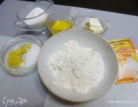 Подготовить ингредиенты для печенья. Муку просеять. Ее может понадобиться больше или меньше, все зависит от размера желтка, от влажности продуктов. Сахара в тесто идет 1–1,5 чайных ложки, остальной сахар для посыпки печенья.