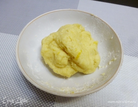 Замесить тесто. Мягкое и не липкое. Завернуть в пленку и оставить на 15 минут отдохнуть.