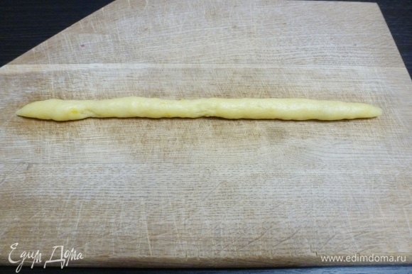 Разделить тесто на несколько кусочков размером с грецкий орех. Скатать в жгут 10–15 см.