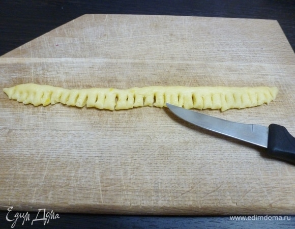 Острым ножом сделать надрезы от середины жгутика.