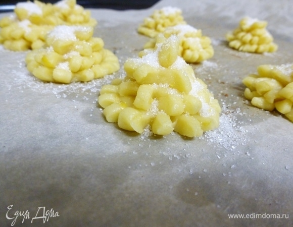 Выложить печенье на бумагу для выпечки. Посыпать сверху сахаром.