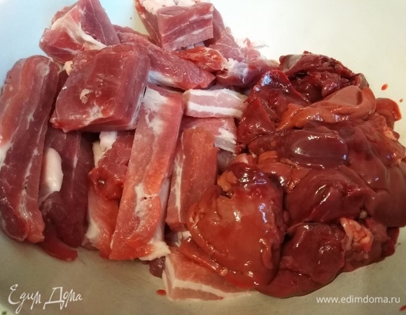 Подготовить мясо и печень.