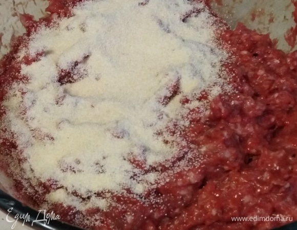 Посолить, поперчить, добавить манку. Хорошо перемешать.