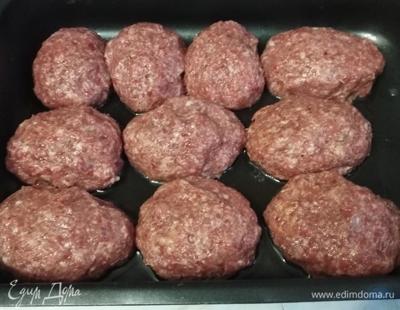 Сформировать котлеты. Уложить в смазанную растительным маслом форму.