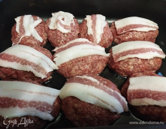 По желанию уложить на каждую котлету тонкий кусочек сала.