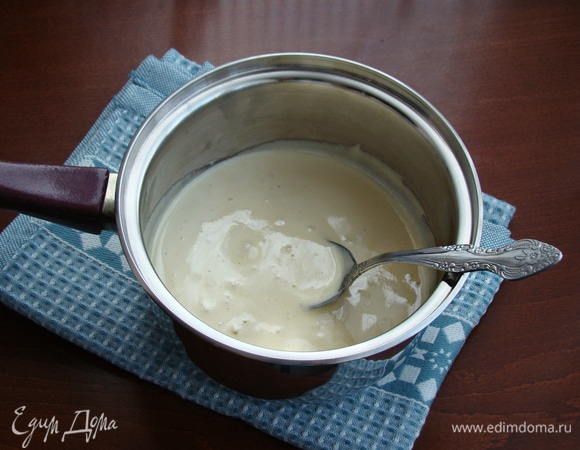 Смесь снять с огня и остудить до комнатной температуры.