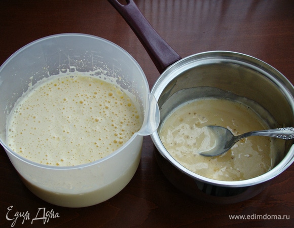 К яично-масляной смеси добавить медово-содовую и все перемешать.