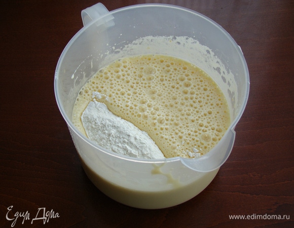К общей массе частями всыпать просеянную муку, перемешивая до однородности миксером.