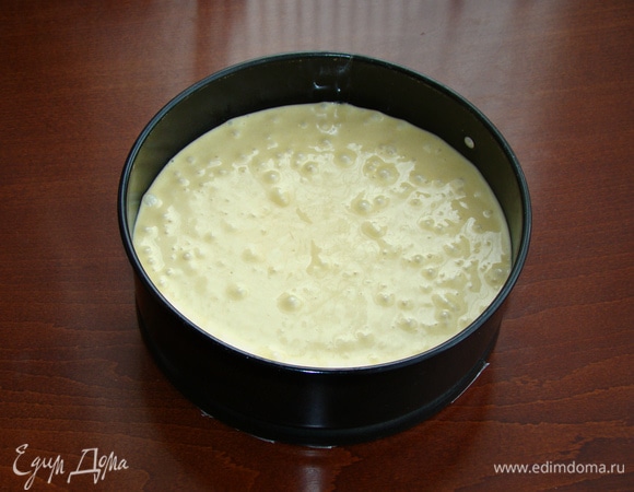 Готовое тесто перелить в разъемную форму и выпечь в разогретой до 170°C духовке (минут 30–40, до сухой лучинки).