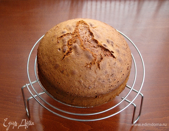 Бисквит освободить от формы и полностью остудить на решетке. Затем завернуть в пленку и поставить в холодильник на несколько часов.