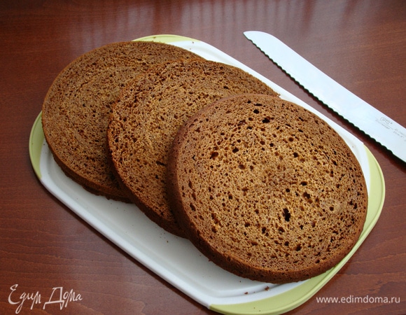 Медовый бисквит разрезать на три коржа. При желании можно пропитать сиропом.