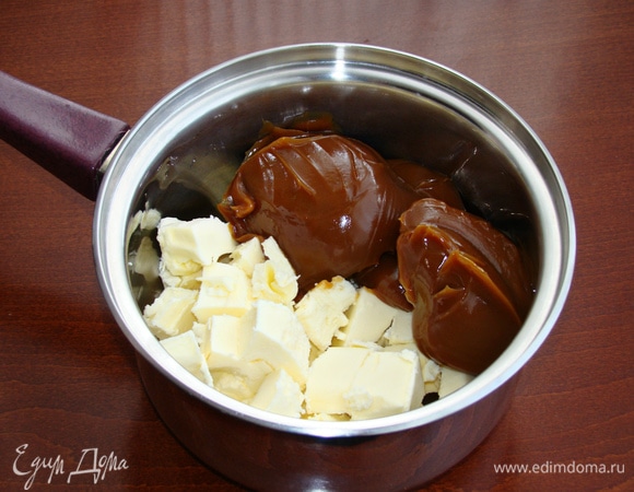 Для крема смешать в сотейнике сливочное масло и вареную сгущенку. Поставить на средний огонь и при постоянном помешивании довести смесь до однородности, но не кипятить. Снять с огня и остудить до комнатной температуры.