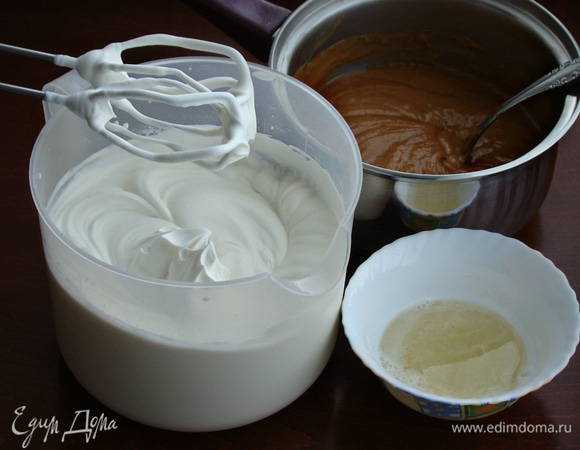 Смешать взбитые сливки, смесь сгущенки с маслом и заранее замоченный и растопленный желатин. Все перемешать до однородности.