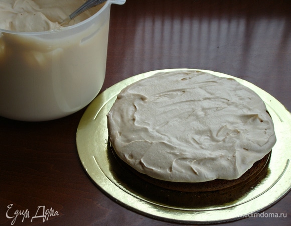 Готовым кремом промазать медовые коржи, оставив часть крема для покрытия верха торта.