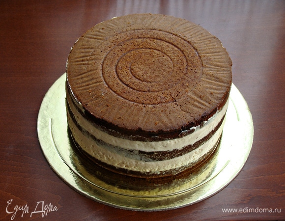 Готовый собранный торт поставить в холодильник на полчаса, чтобы крем «схватился» и можно было дальше с ним работать.