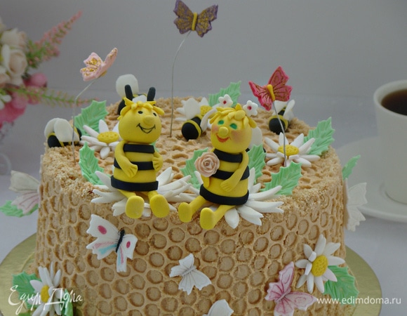 Пленку аккуратно снять и украсить торт по своему вкусу. Я решила украсить парочкой влюбленных пчелок. Вот такой вот получился тортик: теплый, добрый, ароматный и по-семейному уютный!