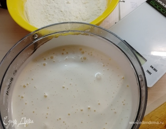 Сначала готовим сухие ингредиенты, взвешиваем и просеиваем, отставляем. Яйца смешиваем с сахарной пудрой и взбиваем венчиком до тугой пены (белки от желтков не отделяем). Да, и так яйца тоже взобьются, нужно минут 8–10.